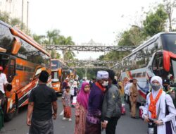 Jemaah Haji Kloter 64 Asal Bojonegoro Telah Tiba Disambut Keluarga Penuh Bahagia