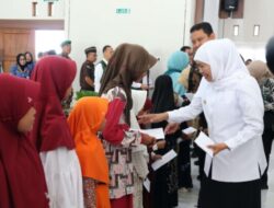 Gubernur Khofifah Serahkan Bantuan Sosial Lintas Daerah Di Bojonegoro