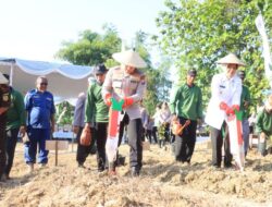 Polres Bojonegoro Dukung Kemandirian Pangan Tanam Jagung di Lahan Perhutanan Sosial