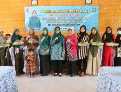 Ketua TP PKK Kabupaten Bojonegoro Barikan Bantuan Untuk Balita Stunting Di Gayam