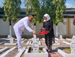 Bupati Bojonegoro dan Forkopimda Ziarah Dan Tabur Bunga di Makam Pahlawan
