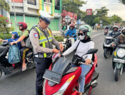 Sambut HUT RI Ke-80 Polres Bojonegoro Bagikan Bendera Merah Putih Kepada Pengguna Jalan