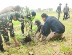 Satgas TMMD 125 Bojonegoro Dan Warga Sukseskan Program Unggulan KASAD Soko Tanam Ribuan Bibit Pohon Produktif