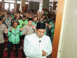 Polres Bojonegoro dan Komunitas Ojol Gelar Salat Gaib untuk Almarhum Affan Kurniawan