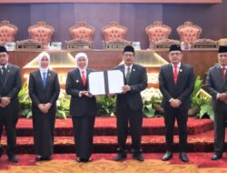 Pemprov dan DPRD Jatim Sahkan Raperda P-APBD 2025