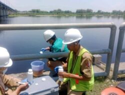 Gerak Cepat DLH Bojonegoro Ambil Sampel Air Bengawan Solo Untuk Uji Lab