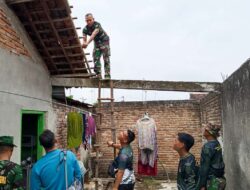 Karya Bakti Babinsa Koramil 0813-01/Bojonegoro Bantu Perbaiki Atap Rumah Warga