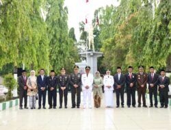 Bupati Wahono Bersama Para Veteran Ziarah Dan Tabur Bunga Di TMP