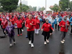 Semarak HUT PGRI Dan HGN 2025, Wali Kota Eri Cahyadi Bersama Ribuan Guru se-Surabaya Ikuti Jalan Sehat