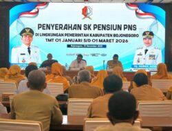 Sebanyak 96 PNS Pemkab Bojonegoro Terima SK Pensiun