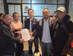 Raja Siahaan Serahkan Berkas Bakal Calon Ketua Asprov PSSI Jatim 2026–2030