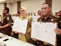 Bupati Ipuk Tandatangani PKS Pelaksanaan Pidana Kerja Sosial