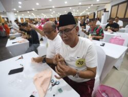 Lomba Unik Warnai Hari Ibu 2025 Di Surabaya, Menggambar Bersama Anak hingga Jahit Kancing Baju Untuk Laki-Laki