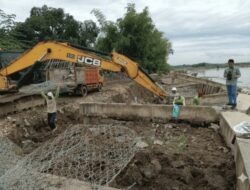 Pemkab Bojonegoro Pastikan Penanganan Kerusakan Pelindung Tebing Sungai Di Baureno Ikuti Prosedur