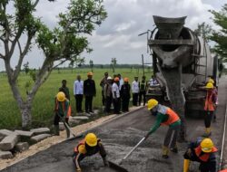 Dorong Pemerataan Ekonomi Bupati Dan Wakil Bupati Bojonegoro Tinjau Langsung Proyek Pengecoran Jalan Program BKKD