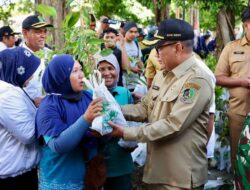 Gerakan Sedekah Oksigen, Pemkab Banyuwangi dan Perhutani Bagikan Ribuan Bibit Pohon Gratis ke Warga