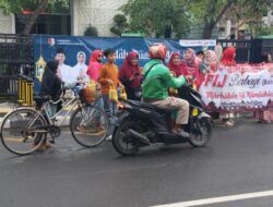 Kominfo Dan FIJ Bojonegoro Santunani Anak Yatim Dan Bagi-bagi Takjil Gratis kepada Pengguna Jalan