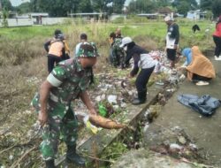 Babinsa Kodim Bojonegoro Dan Masyarakat Karya Bakti Serentak Membersihkan Lingkungan