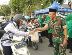 Persit Kodim Bojonegoro Bagikan Ratusan Takjil