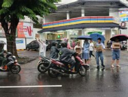 Tebar Kebaikan Di Bulan Ramadhan Siswa SMA Sinlui Surabaya Berbagi Takjil Untuk Warga