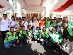 Hari Pertama Kerja Setelah Lebaran, Bupati Ipuk Halal Bihalal Bareng Pengemudi Becak, Angkot, hingga Ojol