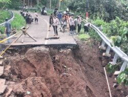 Polres Probolinggo Beri Bantuan Pipa Air Bersih Pascalongsor Di Lumbang