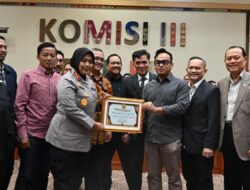 Kapolres Metro Bekasi Mendapat Penghargaan Dari Komisi III DPR RI