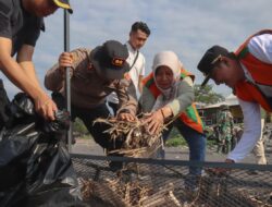 Polres Lumajang Bersama Pemda Gelar Aksi Bersihkan Pantai Bambang