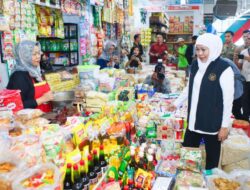 Khofifah Tinjau Pasar Legi Ponorogo, Pastikan Harga & Stok Kebutuhan Pokok Stabil Pasca Idul Fitri