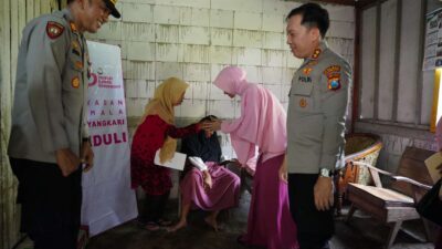Polri Untuk Masyarakat : Kapolres Bojonegoro Beri Bantuan Anak Difabel
