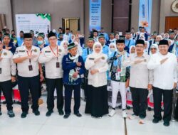 Gubernur Khofifah Lepas Kloter Pertama Jemaah Haji Embarkasi Surabaya