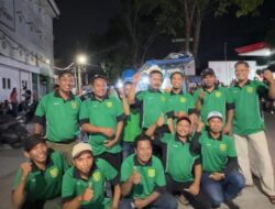 AZA Bagikan Puluhan Polo Persebaya untuk Seragam Penjual Nasi Goreng di Sentra Kuliner Manukan