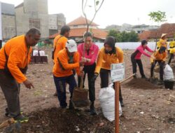 Bhayangkari Polrestabes Surabaya Hijaukan Lingkungan Asrama Polisi Koblen