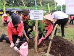 Hari Bumi, Polres Madiun Gandeng Perhutani Tanam Ribuan Bibit