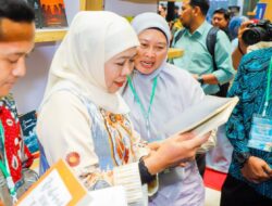 Bangkitkan Semangat Literasi di Hari Buku Sedunia 2026, Gubernur Khofifah Ajak Perkuat Budaya Membaca untuk Wujudkan SDM Berdaya Saing Global