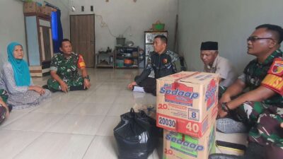 Babinsa Sukosewu Bojonegoro Berikan Bansos Kepada Lansia Korban Penipuan