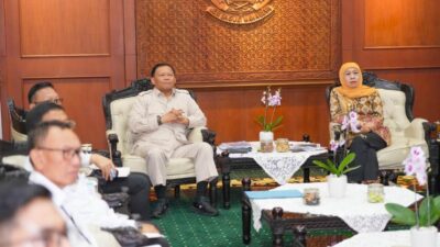 Khofifah Terima Kepala Badan Otorita Pengelola Pantura Jawa, Pastikan Jatim Dukung Percepatan Pembangunan Giant Sea Wall untuk Tekan Risiko Bencana Pesisir Jawa Timur