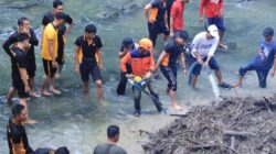 Gerakan Indonesia ASRI : Polres Ngawi Bersihkan Aliran Sungai di Jembatan Purba