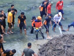 Gerakan Indonesia ASRI : Polres Ngawi Bersihkan Aliran Sungai di Jembatan Purba