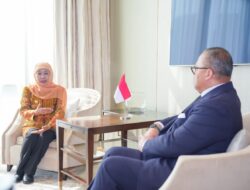 Khofifah Melakukan Pertemuan dengan Dubes RI Untuk Malaysia YM. Raden Dato’ Muhammad Iman Hascarya Kusumo, Diskusikan Penguatan Perdagangan dan Pendidikan Jawa Timur – Malaysia