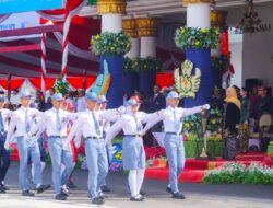 Pimpin Upacara Hardiknas 2026 di Grahadi, Khofifah Apresiasi dan Bangga Paskibra Bersatu Murid SD/SMP/SMA Jatim serta Pidato 5 Bahasa Murid SRMP 15 Mojokerto