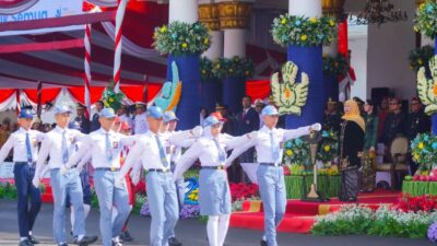 Pimpin Upacara Hardiknas 2026 di Grahadi, Khofifah Apresiasi dan Bangga Paskibra Bersatu Murid SD/SMP/SMA Jatim serta Pidato 5 Bahasa Murid SRMP 15 Mojokerto