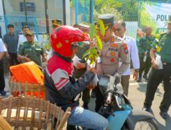 Dukung Gerakan Indonesia Asri, Polres Pasuruan Tebar 6.000 Benih Ikan dan Bagikan Bibit Pohon