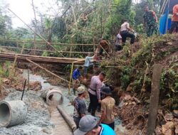 sinergi untuk Negeri, Polres Trenggalek Bersama Warga Bangun Jembatan Merah Putih Presisi