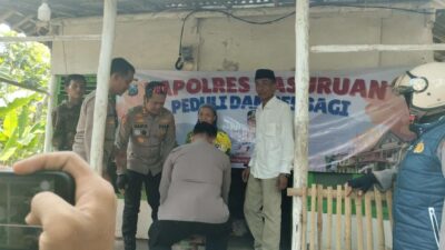 Polri Untuk Masyarakat : Kapolres Pasuruan Blusukan Salurkan Bansos untuk Warga