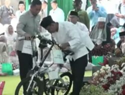 Gibran Mirip Jokowi Bagi Sepeda  Kepada Santri Di Jombang