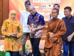 Khofifah Sambut Rombongan Bhikkhu Lintas Negara di Grahadi: Ajak Jadikan Indonesia Walk For Peace 2026 sebagai Penguat Toleransi, Kebersamaan dan Harmoni Antarumat Beragama untuk Perdamaian Dunia