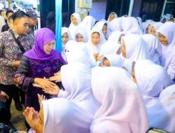 Khofifah Mendampingi  Sheikh Afeefuddin Al Jailani Kunjungi Ponpes Zainul Hasan Genggong Probolinggo