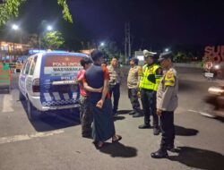 Patroli Dialogis Polres Pelabuhan Tanjungperak Imbau Warga di Pesisir Surabaya Antisipasi Banjir Rob