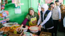 Khofifah Dialog dengan Pedagang Pasar Banjarejo Bojonegoro, Pastikan Harga Bahan Pokok Jatim Stabil dan Stok Aman Jelang Idul Adha